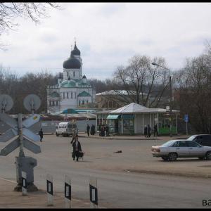 Привокзальная площадь города Ломоносов, на заднем плане собор Архангела Михаила