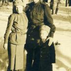 Последняя встреча с семьёй. Иван Ефимович, жена Тамара Васильевна и сын Олег. Февраль 1944 года.