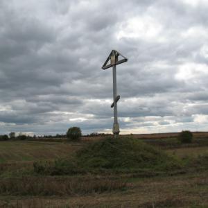 Поклонный крест на Соборовском поле. Здесь в июле 1943 года шли кровопролитные бои.