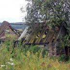 Руины старого дома в деревне Жерновка