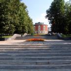 Музей Г. К. Жукова и территория музея с лестницей, август 2012 г. Фото: А. Востриков.