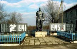 Монумент погибшим в Великой Отечественной войне, установлен в селе Красная Речка.