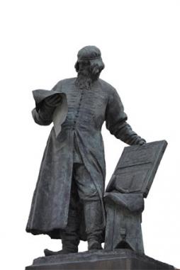 Памятник Ивану Федорову в Москве. Скульптор С. М. Волнухин, 1909 год.