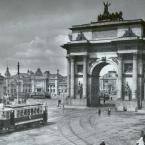 Триумфальная арка на Тверской заставе у Белорусского вокзала. 1920-е годы.