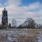 Вид на деревню Ошурково и колокольню церкви Михаила Архангела. Ноябрь 2015 г. Фото: Анатолий Максимов.