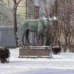 Город Гусев. Скульптура лося в городском сквере (Людвиг Фордемайер, 1910). Февраль 2011 года