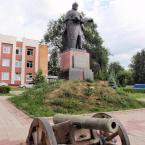 Памятник воеводе Кондыреву у здания городской администрации