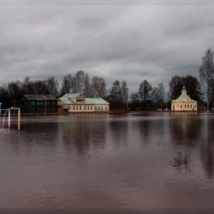Тихвин. Город, подтопленный во время весеннего паводка. Фото И. Новиковой