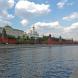 Вид на Москва-реку и Кремль. За кремлевской стеной слева Большой Кремлёвский дворец. Апрель 2014 г. Фото: А. Востриков.
