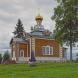 Деревянная Никольская церковь, перед ней памятник Святителю Николаю. Май 2013 г. Фото: Анатолий Максимов.