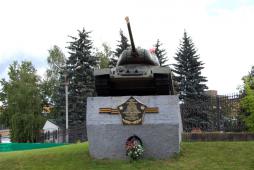 Памятник Танк-34 в Наро-Фоминске, июль 2012 г. Фото: А. Востриков.