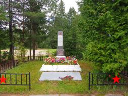 Памятник пионерам-героям и летчикам в деревне Костуя