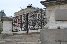 Кованые фигурные ворота перед площадкой Лобного места. Июнь 2012 г. Фото: А. Востриков.