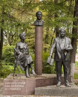 Памятник семье Гумилёвых в Бежецке