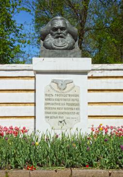 Памятник Карлу Марксу в Твери. Май 2018 г. Фото: Анатолий Максимов.
